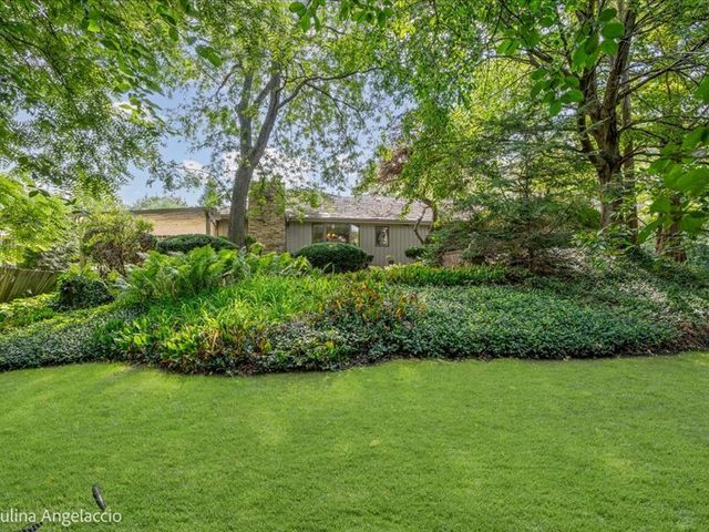 990 Burridge Court, Libertyville, IL 60048