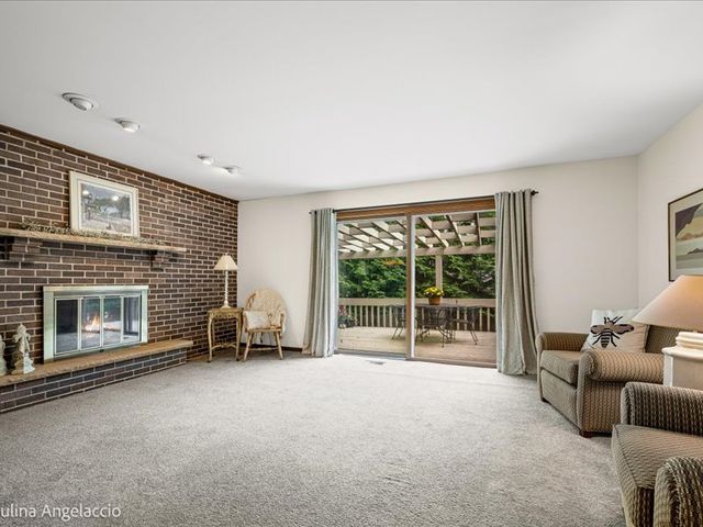 990 Burridge Court, Libertyville, IL 60048