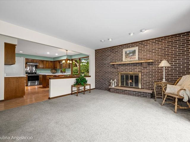 990 Burridge Court, Libertyville, IL 60048
