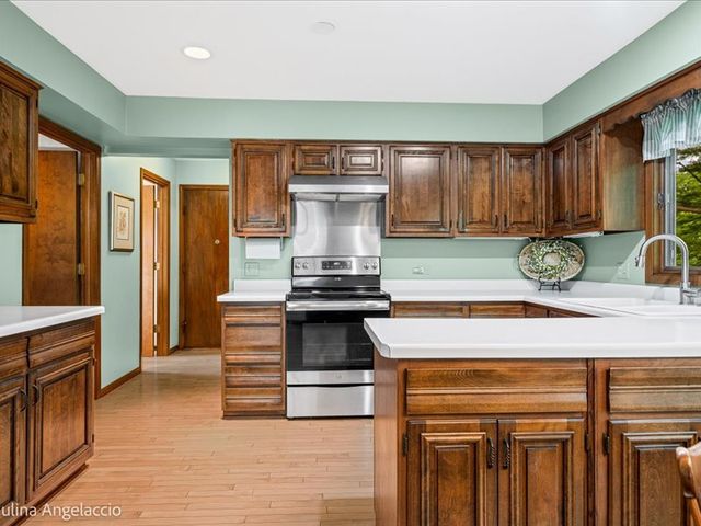 990 Burridge Court, Libertyville, IL 60048