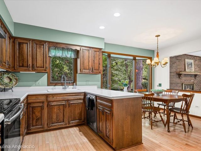 990 Burridge Court, Libertyville, IL 60048