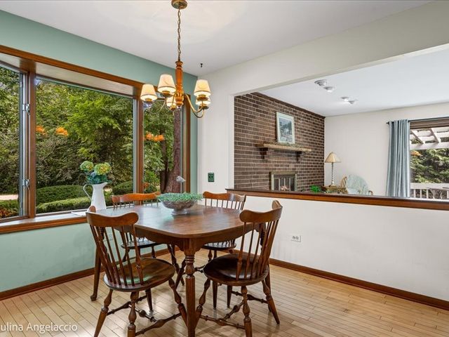 990 Burridge Court, Libertyville, IL 60048