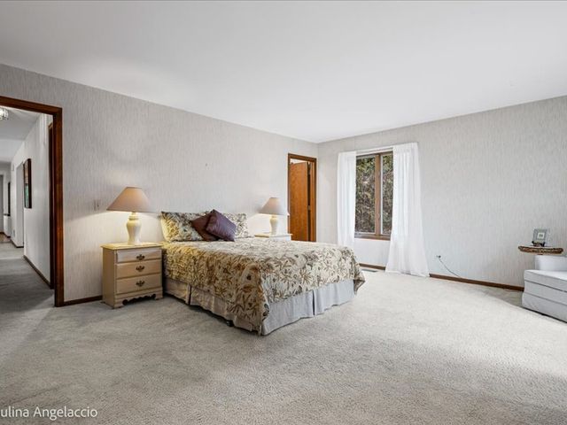 990 Burridge Court, Libertyville, IL 60048