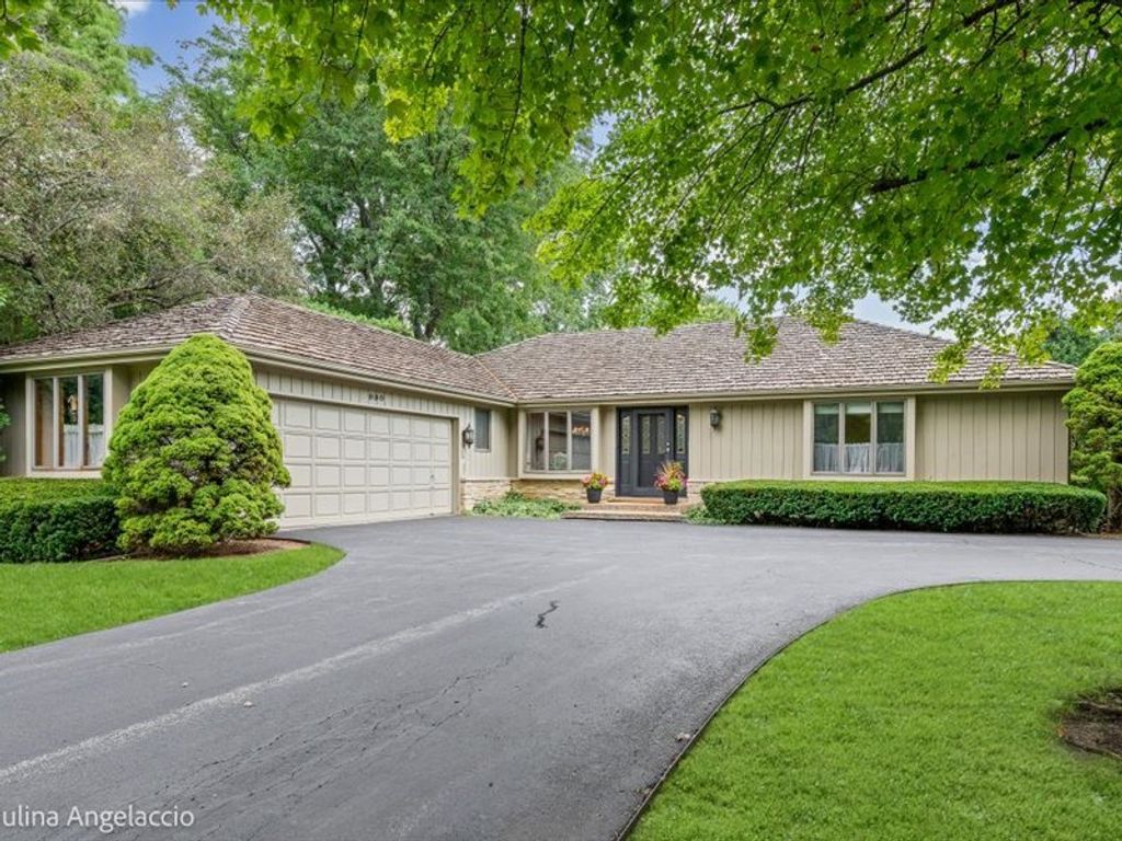 990 Burridge Court, Libertyville, IL 60048