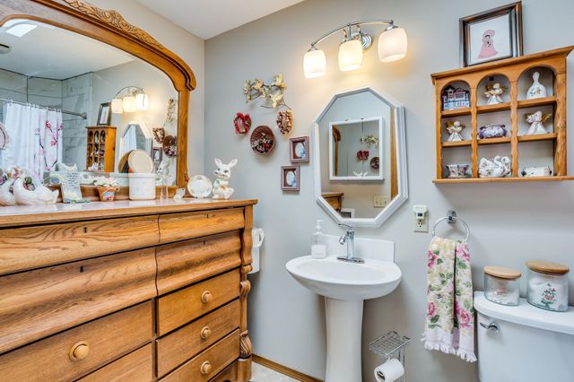 111 E Derby Hills Dr, Derby, KS 67037