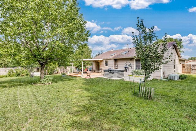 111 E Derby Hills Dr, Derby, KS 67037