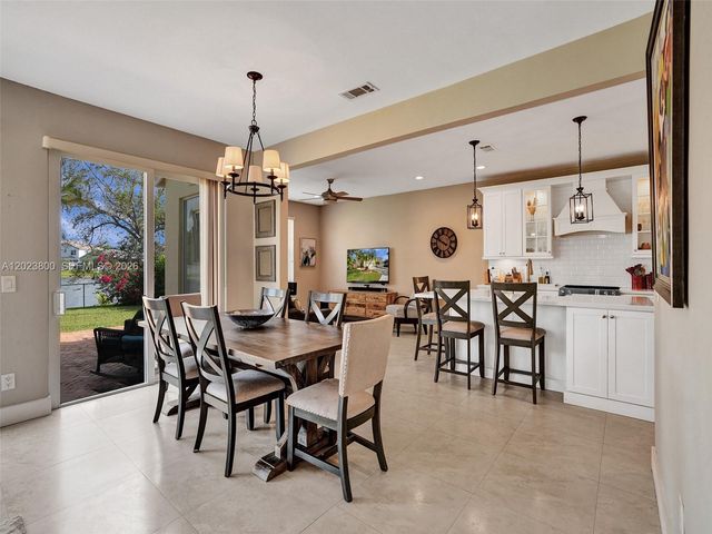 700 NW 158th Ln, Pembroke Pines, FL 33028