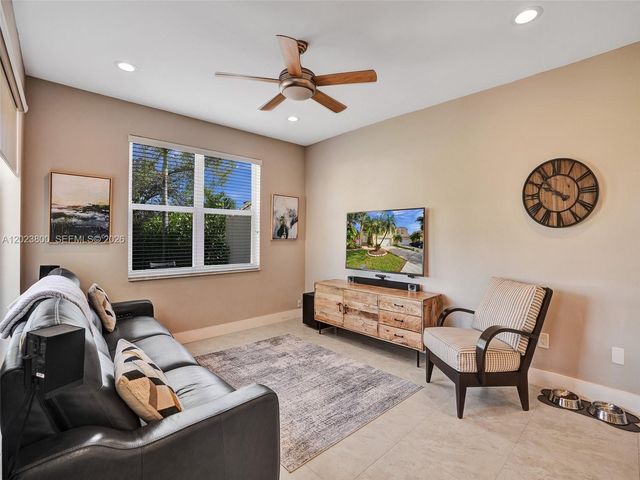 700 NW 158th Ln, Pembroke Pines, FL 33028