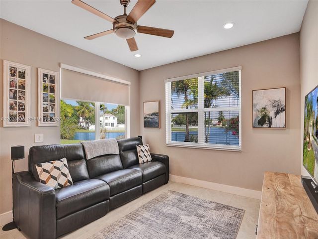 700 NW 158th Ln, Pembroke Pines, FL 33028