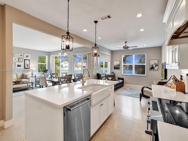 700 NW 158th Ln, Pembroke Pines, FL 33028
