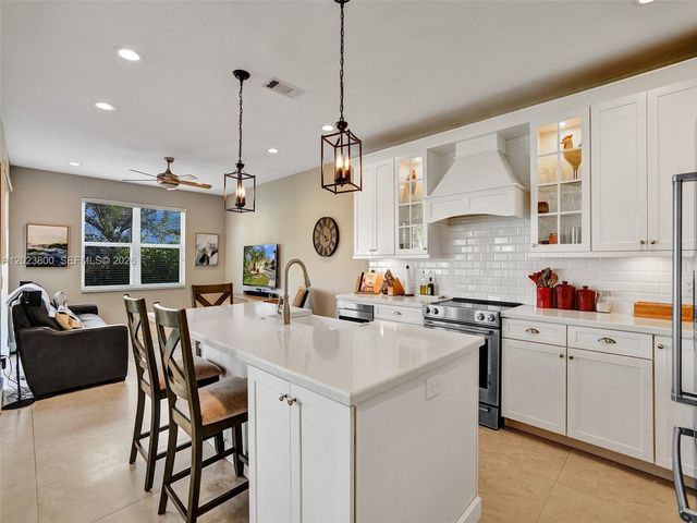 700 NW 158th Ln, Pembroke Pines, FL 33028