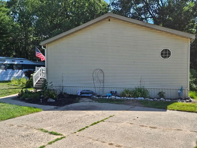9294 Whispering Pines Avenue NW, Sparta, MI 49345