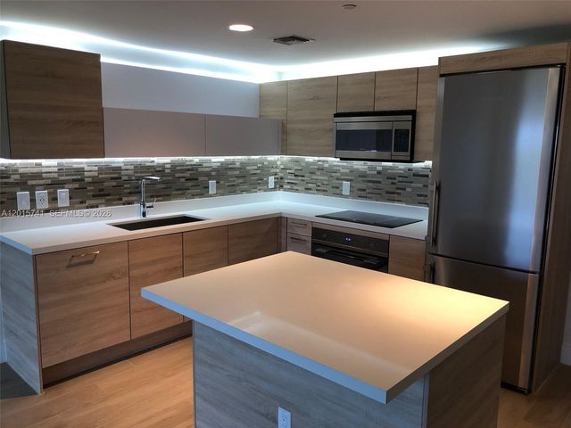 16385 Biscayne Blvd 519, North Miami Beach, FL 33160