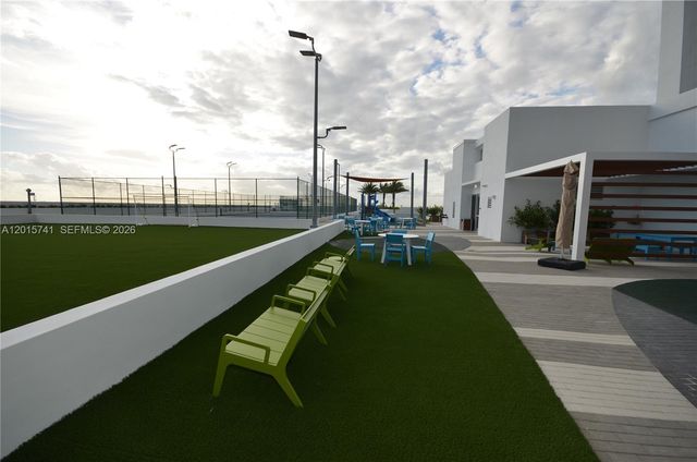 16385 Biscayne Blvd 519, North Miami Beach, FL 33160