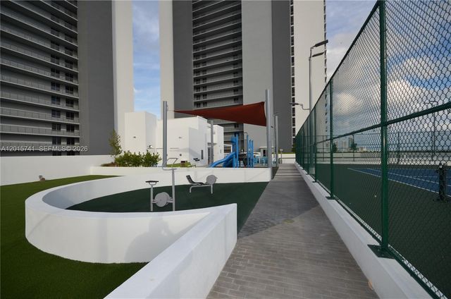 16385 Biscayne Blvd 519, North Miami Beach, FL 33160