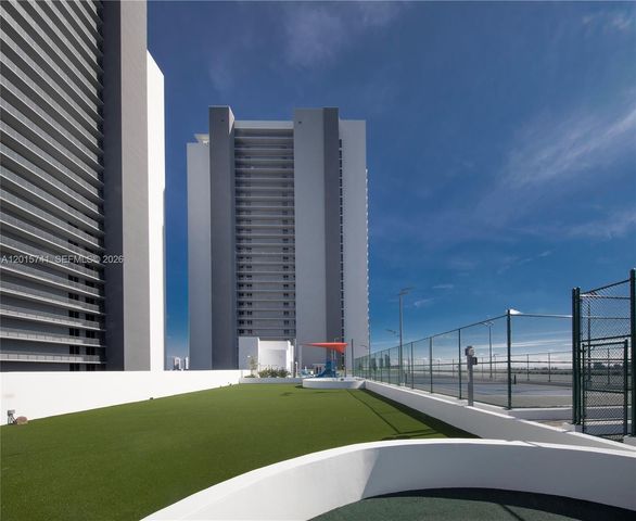 16385 Biscayne Blvd 519, North Miami Beach, FL 33160
