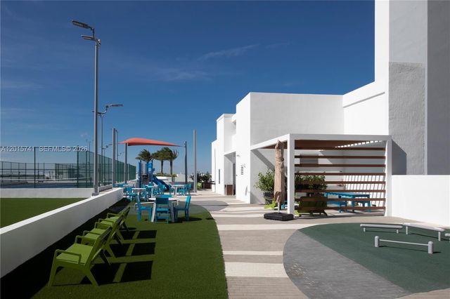 16385 Biscayne Blvd 519, North Miami Beach, FL 33160