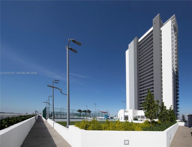 16385 Biscayne Blvd 519, North Miami Beach, FL 33160