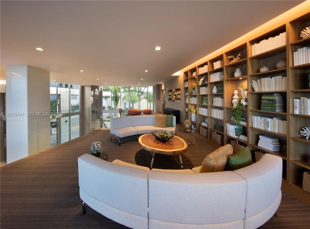 16385 Biscayne Blvd 519, North Miami Beach, FL 33160