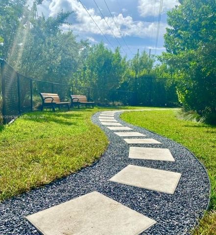 16385 Biscayne Blvd 519, North Miami Beach, FL 33160