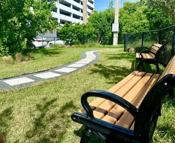 16385 Biscayne Blvd 519, North Miami Beach, FL 33160