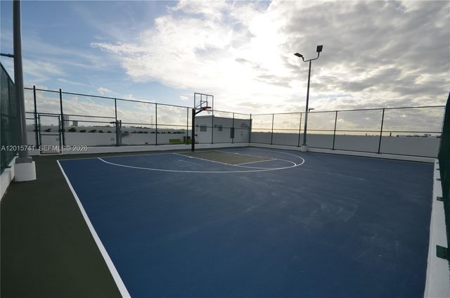 16385 Biscayne Blvd 519, North Miami Beach, FL 33160