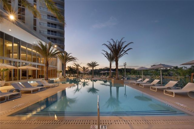 16385 Biscayne Blvd 519, North Miami Beach, FL 33160