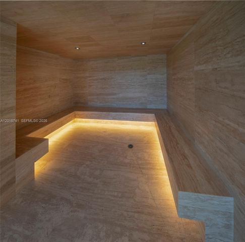 16385 Biscayne Blvd 519, North Miami Beach, FL 33160