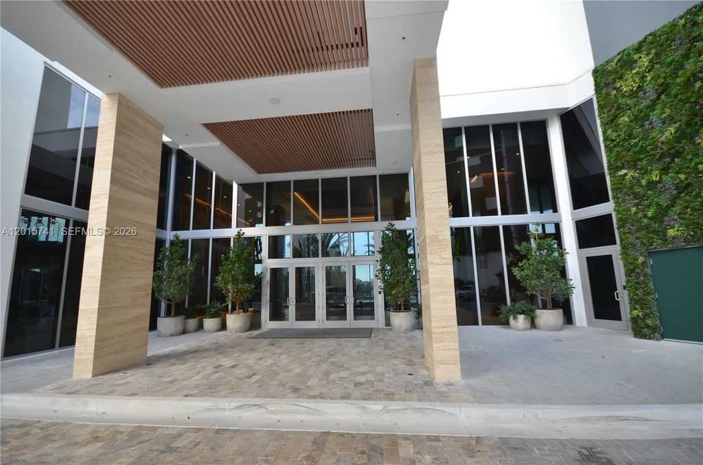 16385 Biscayne Blvd 519, North Miami Beach, FL 33160