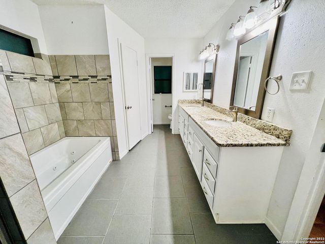 10445 COUNTRY BREEZE, San Antonio, TX 78240