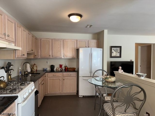 37 Chanda Ct, Clifton City, NJ 07012