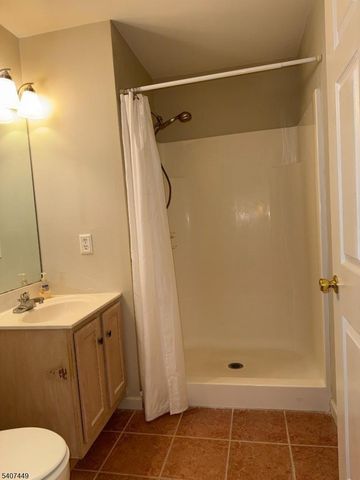 37 Chanda Ct, Clifton City, NJ 07012