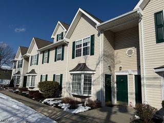 37 Chanda Ct, Clifton City, NJ 07012