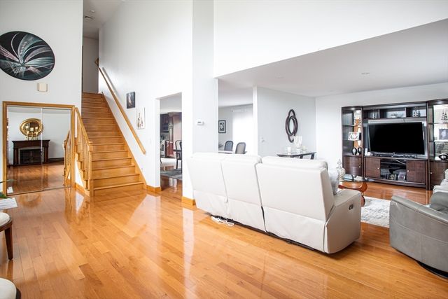 165 Yankee Peddler Dr, Somerset, MA 02726