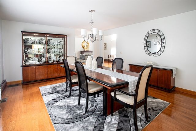 165 Yankee Peddler Dr, Somerset, MA 02726