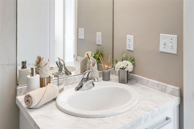 244 Biscayne Blvd 1703, Miami, FL 33132