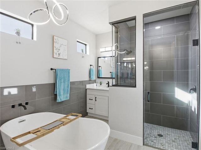 2233 SW 17th PL, Cape Coral, FL 33991