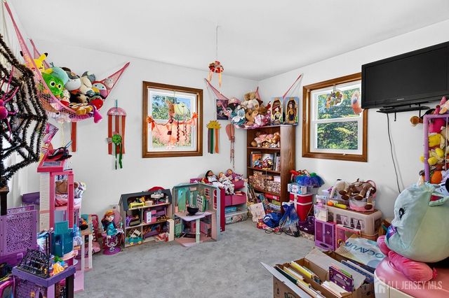 53 Hoffman Road, Monroe, NJ 08831