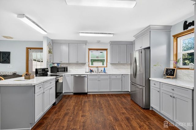 53 Hoffman Road, Monroe, NJ 08831