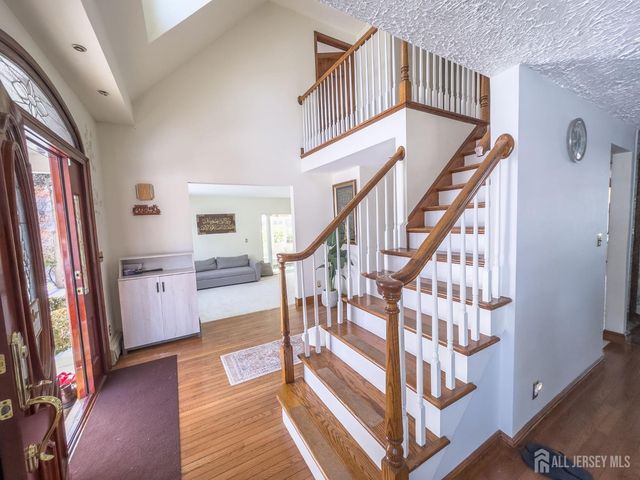 35 warwick Road, Colonia, NJ 07067