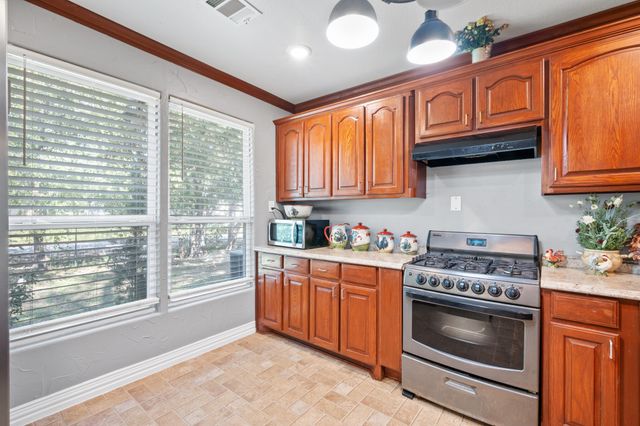 501 S Austin Street, De Leon, TX 76444