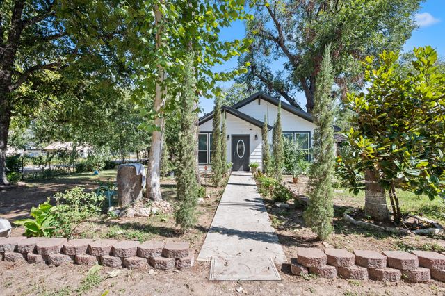 501 S Austin Street, De Leon, TX 76444