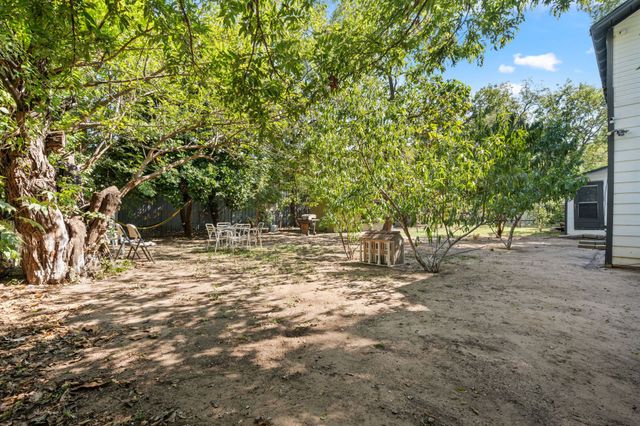 501 S Austin Street, De Leon, TX 76444