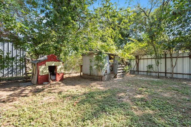 501 S Austin Street, De Leon, TX 76444