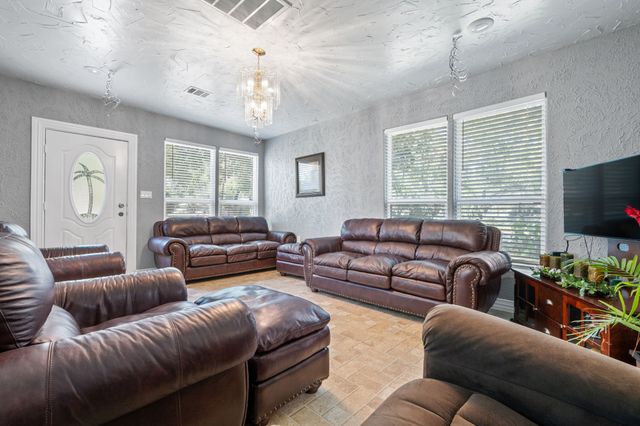 501 S Austin Street, De Leon, TX 76444