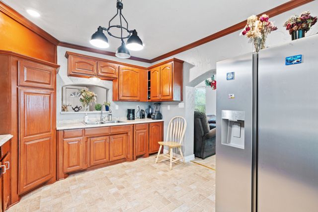 501 S Austin Street, De Leon, TX 76444