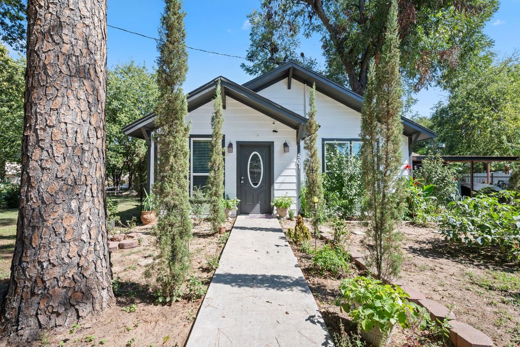 501 S Austin Street, De Leon, TX 76444