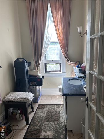 2222 S 12th Street, St Louis, MO 63104