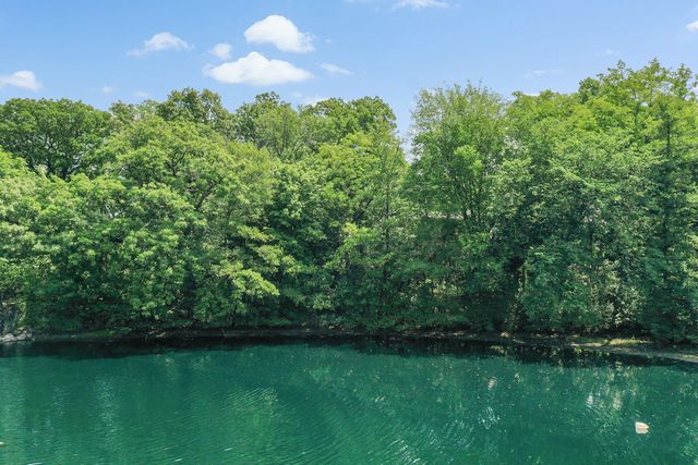 910 Saint Stephens Green, Oak Brook, IL 60523