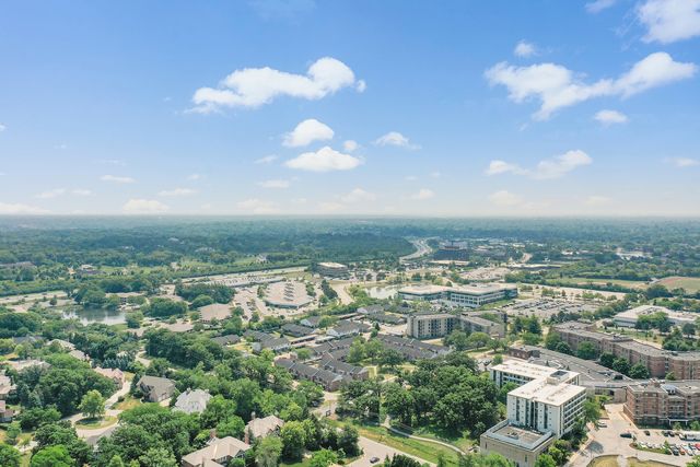 910 Saint Stephens Green, Oak Brook, IL 60523